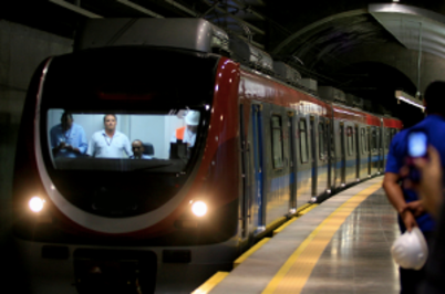 Imagem da notícia Imagem de trem do Metrô andando no trilho, visto da plataforma