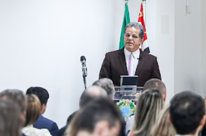 Imagem da notícia Desembargador-presidente do TRT-2, Valdir Florindo, em pronunciamento ao púlpito, com parte da plateia vista de costas