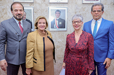 Imagem da notícia Des. Wilson Fernandes, procuradora-chefe do MPT Vera Lúcia Carlos, des. Beatriz de Lima Pereira e des. Valdir Florindo junto ao retrato na Galeria de Presidentes