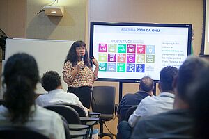 Andrea Struchel fala à plateia