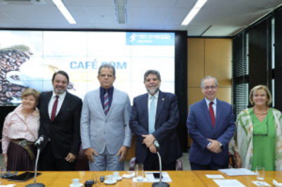 Imagem da notícia Autoridades da Justiça do Trabalho pousam para foto, incluindo o presidente do TRT-2 Valdir Florindo e o ministro do TST Guilherme Augusto Caputo Bastos