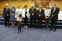 Foto da entrega do troféu do Prêmio Justiça do Trabalho Acessível, em que estão presentes e alinhados, em pé: Ministro Augusto César Leite de Carvalho, Juíza do Trabalho do TRT 2 Eliane Aparecida da Silva Pedroso, Desembargadora do Trabalho, Presidente da Comissão Permanente de Acessibilidade e Inclusão do TRT 2, Ana Maria Moraes Barbosa Macedo, que está segurando o troféu, servidora Thays Martinez e seu cão guia Sophie, Ministro Maurício Godinho Delgado, Ministro Cláudio Mascarenhas Brandão, servidora Adriana Domanoski Gurniak e Ministro Lélio Bentes Corrêa.