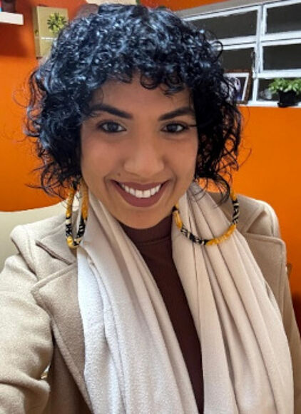 Ariene Virgínia Duarte da Costa (Assistente Social do TRT-2, indicada pela Comissão de Acessibilidade e Inclusão e integrante dos dois Comitês) Mulher cis negra, bissexual, trinta mais, sem deficiência, nordestina, oriunda do Piauí. Atuo na equipe de saúde do TRT-2 e também participo do  Comitê de Equidade de Raça, Gênero e Diversidade na qualidade de membra eleita na dimensão de diversidade por origem regional.