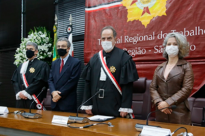 Imagem da notícia Os quatro integrantes da mesa diretora posados de pé, lado a lado