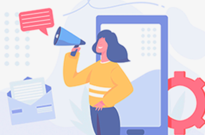 Imagem da notícia Ilustração em estilo vetorial e cores suaves. No centro, há uma mulher de pele clara e cabelo azul-escuro, na altura dos ombros. Ela veste uma blusa amarela de mangas compridas com uma faixa branca no peito e calça azul. A mulher segura um megafone azul próximo à boca, como se estivesse denunciando algo.  Ao fundo, aparece um grande smartphone em posição vertical, com a tela clara e pequenos pontos decorativos. À esquerda do celular, há ícones de mensagens e de e-mail, representados por balões de fala e envelopes. À direita, há uma engrenagem rosa, simbolizando configuração ou funcionamento. O fundo é claro, com elementos abstratos em tons de azul e cinza