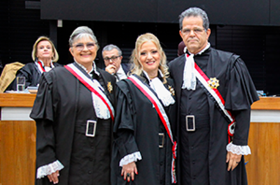 Imagem da notícia desembargadoras Andréa Tertuliano de Oliveira (à esquerda) e Regina Celi Vieira Ferro (à direita) posam ao lado do desembargador Valdir Florinndo e  