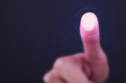 Imagem da notícia A imagem mostra dedo indicador tocando uma superfície digital, com uma impressão digital iluminada destacada. O fundo é escuro e sugere autenticação biométrica
