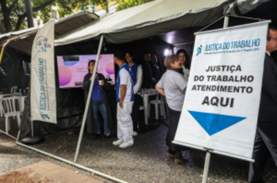 Imagem da notícia Imagem de estande de atendimento da Justiça do Trabalho em ação voltada a pessoas vulneráveis