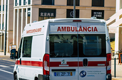 Imagem da notícia Ambulância vista de costas em rua da cidade