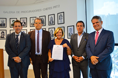 Imagem da notícia Autoridades descritas na notícia, presentes no evento, posam para foto em roupas formais