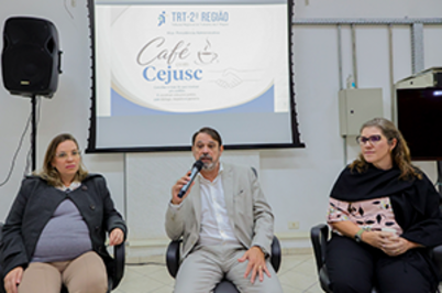 Imagem da notícia Desembargador Antero Arantes Martins, juíza Renata Franceschelli de Aguiar Barros e juíza auxiliar da Vice-Presidência Administrativa Christina de Almeida Pedreira sentados; ao fundo, um slide projetado com o nome do evento: "Café com Cejusc"