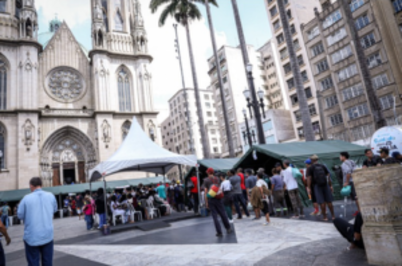 Imagem da notícia Imagem da Praça da Sé com tendas de atendimento e pessoas