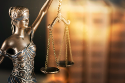 Imagem da notícia Estátua da Justiça à direita com fundo desfocado