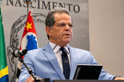 Imagem da notícia Desembargador-presidente Valdir Florindo falando ao microfone