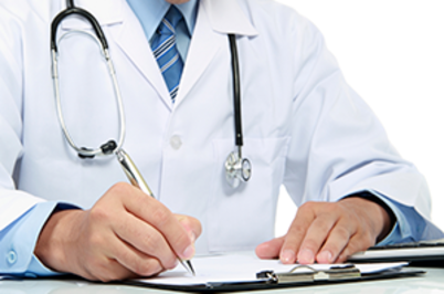 Imagem da notícia Imagem de meio corpo de homem de jaleco branco e estetoscópio assinando documento em prancheta