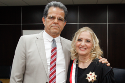 Imagem da notícia Presidente do TRT-2 e desembargadora Regina Ferro abraçados lado a lado