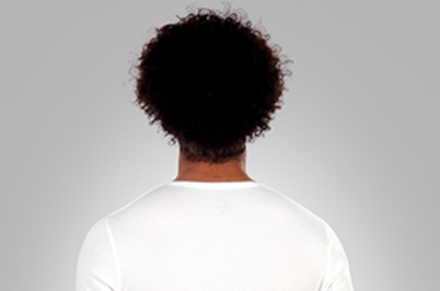 Imagem da notícia Homem negro e de cabelos crespos aparece de costas com camiseta branca