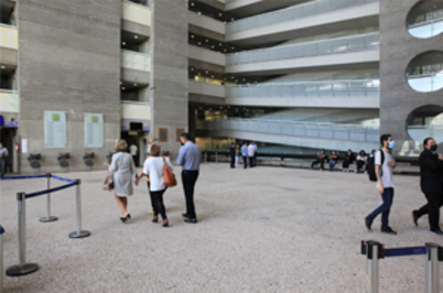 Imagem da notícia imagem mostra o pátio interno do Fórum Ruy Barbosa, com algumas pessoas não identificadas circulando