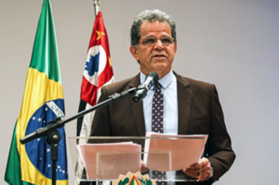 Imagem da notícia Valdir discursa em púlpito em frente às bandeiras do Brasil e do Estado de São Paulo