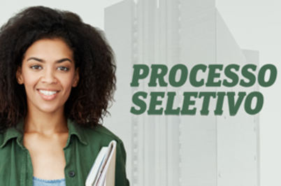 Imagem da notícia Imagem de mulher jovem sorrindo, cabelos escuros e cheios, em fundo claro com silhueta de prédio alto e inscrição em verde "Processo seletivo"