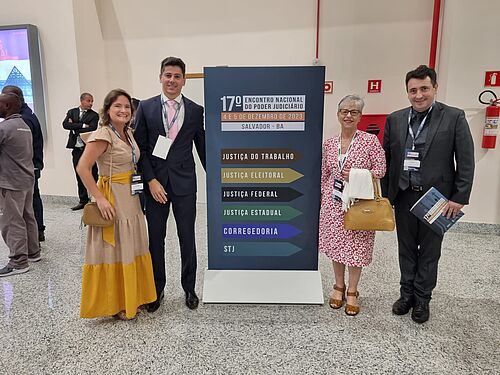 Posam para foto Patrícia Carvalho, Gustavo Silva, Beatriz Pereira e Márcio Vinícius Gimenes Milan