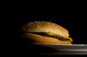 Notícia: Rede de fast food é condenada por oferecer lanche incompleto a empregado como forma de punição