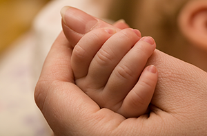 Imagem da Notícia Imagem de mãos de mãe e bebê