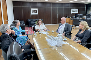 Ministra Dora Maria da Costa em mesa de reunião com o Corpo Diretivo do TRT-2