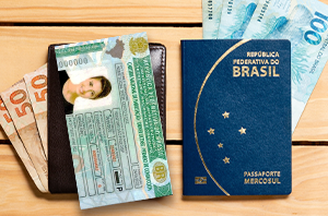 Imagem da Notícia Imagem de passaporte, CNH, notas de 100 e de 50 reais