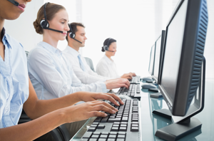 Imagem da Notícia Imagem de pessoas usando headset e digitando em micros