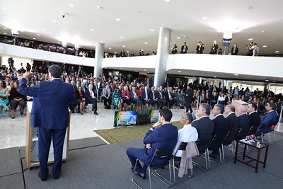 tomada ampla da plateia e da cerimônia do pacto
