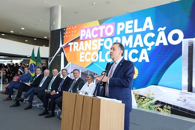 tribuna de honra do pacto ecológico, com min. Barroso falando no púlpito