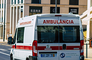 Imagem da Notícia Ambulância vista de costas em rua da cidade