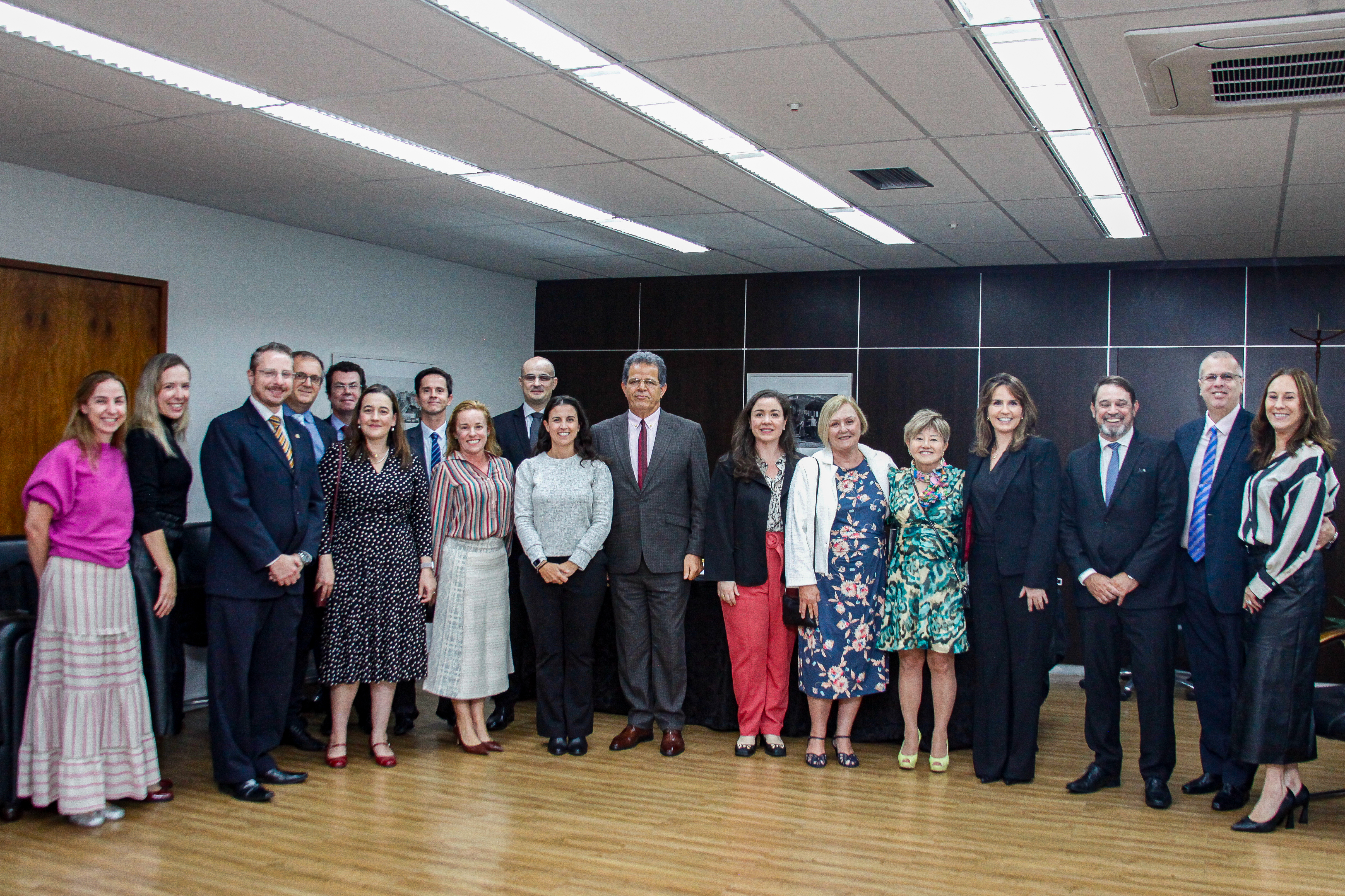Integrantes do projeto Acervo posa para foto ao lado do presidente Valdir Florindo