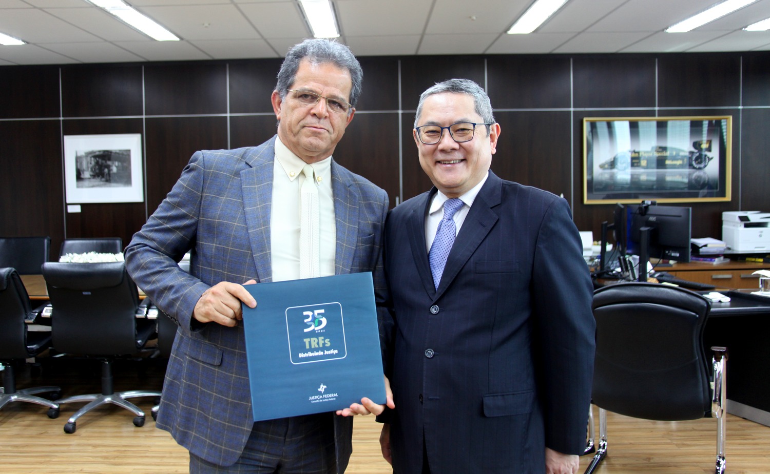 Posam para foto o desembargador Valdir (à esquerda) ao lado do desembargador Muta (à direita)