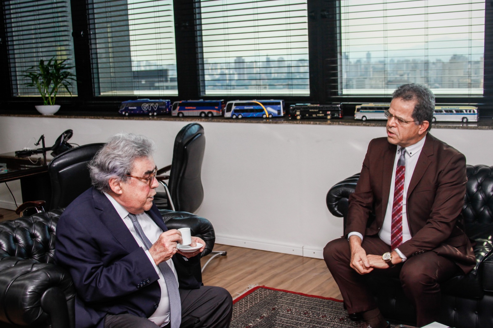 ministro Aloysio e desembargador Valdir sentados lado a lado conversando