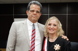Imagem da Notícia Presidente do TRT-2 e desembargadora Regina Ferro abraçados lado a lado