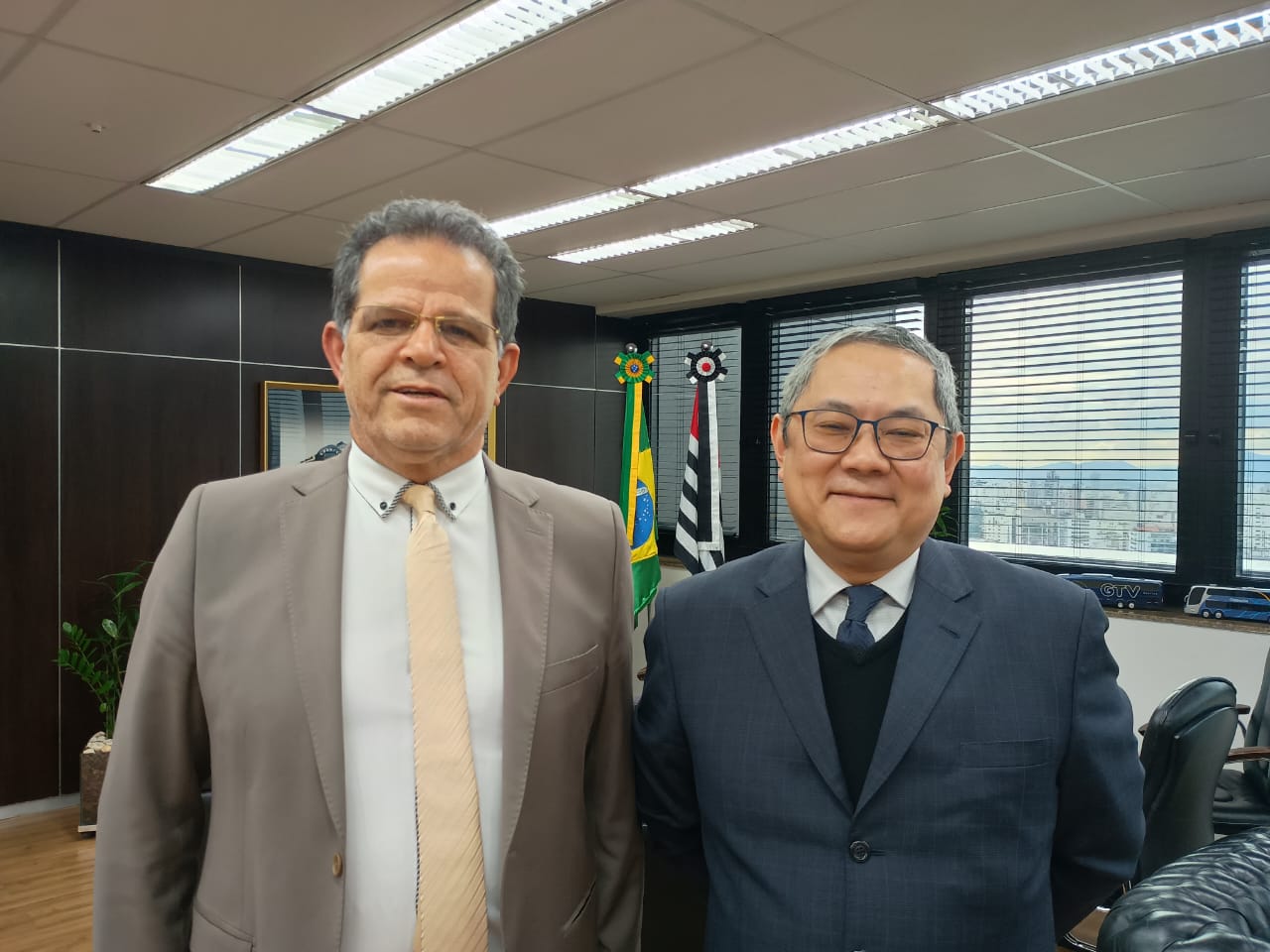 desembargadores Valdir Florindo e Carlos Muta posam para foto