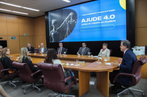 Imagem da Notícia Participantes do encontro sobre o Ajude 4.0 sentados à mesa com o pres. do TRT-2, des. Valdir Florindo