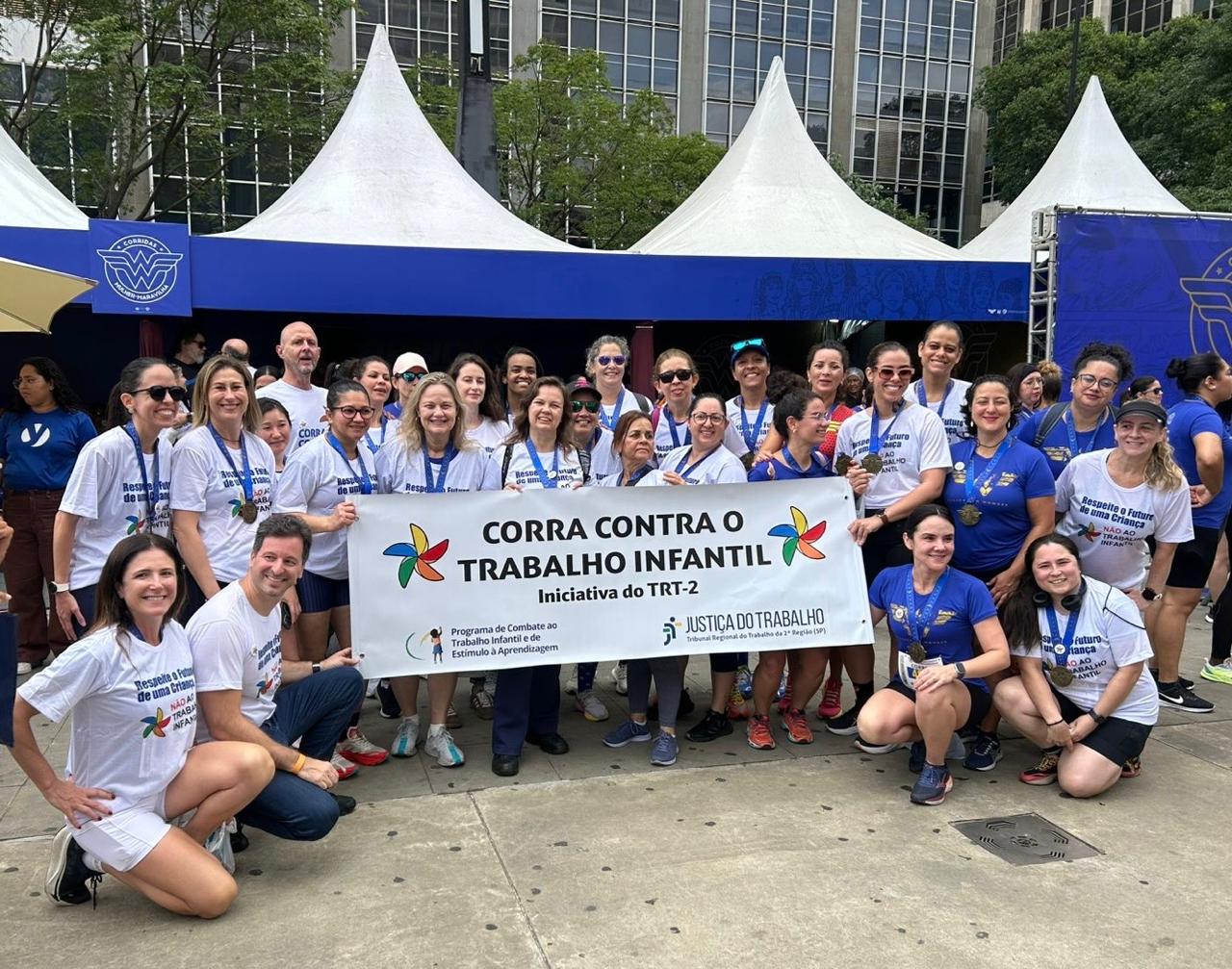 Magistrados(as) e servidoras posam para a foto ao final da corrida
