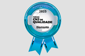 Imagem da Notícia A imagem mostra um selo circular em tons de azul brilhante, com aparência de medalha. No centro, há um círculo branco onde se lê “2025” na parte superior e, logo abaixo, “Prêmio CNJ de Qualidade – Diamante” em letras escuras. A borda do selo é azul translúcido e tem efeito de brilho. Na parte inferior, há duas fitas também em azul, pendendo para baixo, como em medalhas ou condecorações. O fundo da imagem é cinza claro e liso.