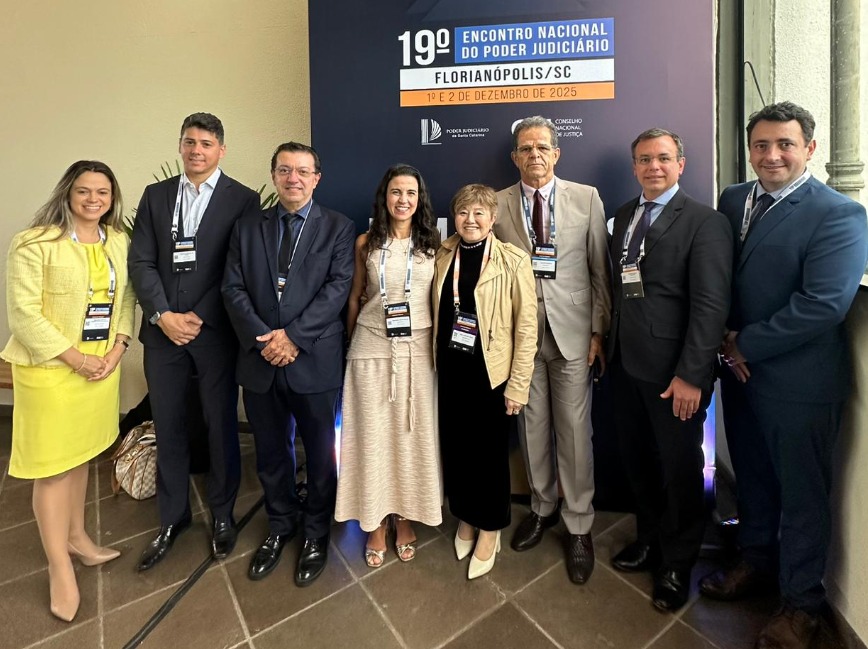 Representantes do TRT-2, incluindo o presidente Valdir Florindo e a corregedora Sueli Galvão posam para foto.