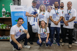 Imagem da Notícia Imagens de vários(as) representantes do TRT-2 usando a camiseta da campanha contra o trabalho infantil juntos no estande