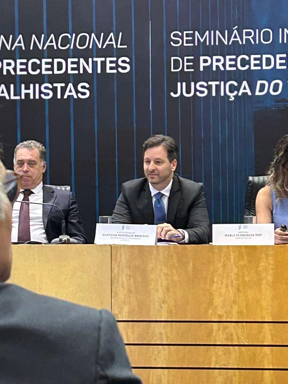 juiz Gustavo Brocchi sentado à mesa