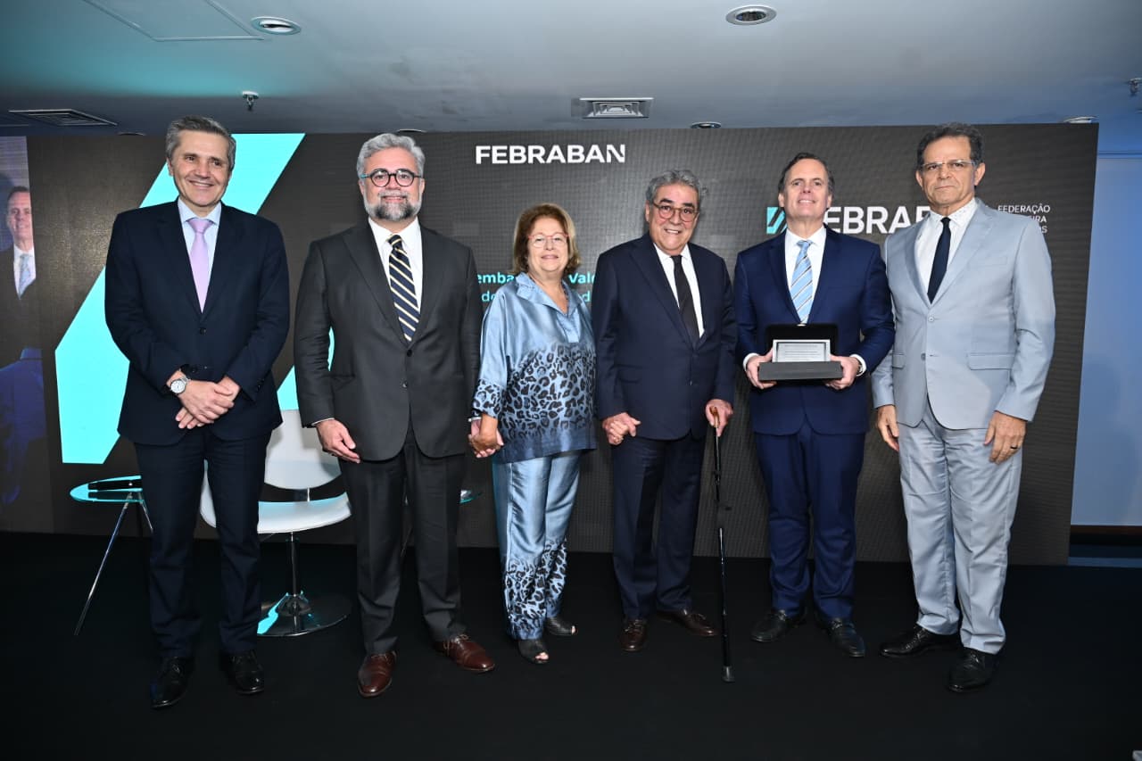 min. Aloysio, pres. Valdir e outros convidados perfilam-se para foto