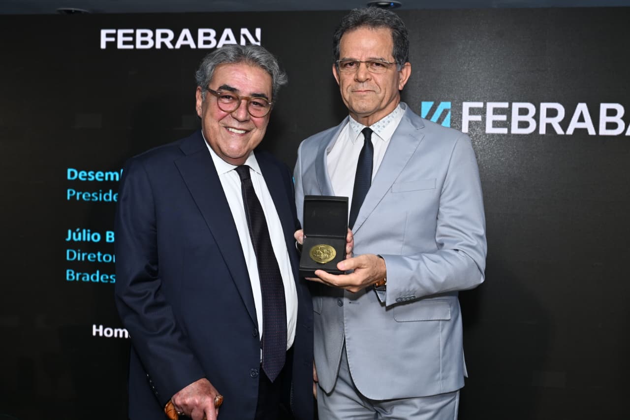 ministro Aloysio Correa recebe medalha das mãos do desembargador-presidente do TRT2 Valdir Florindo