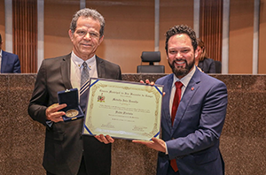 Imagem da Notícia Desembargador Valdir Florindo recebendo medalha e placa do vereador Ananias Andrade