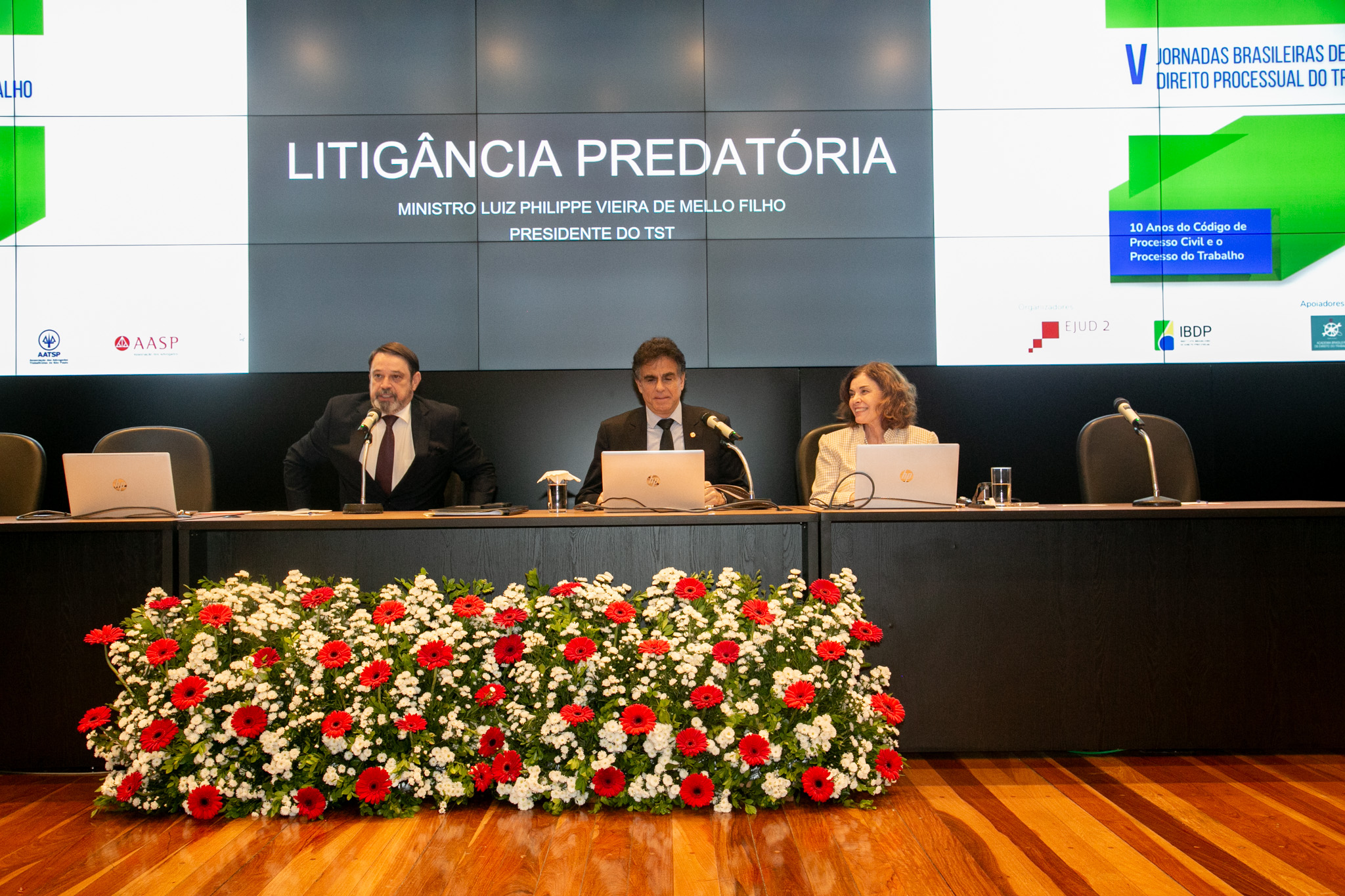 na mesa, vice presidente administrativo, Antero Arantes Martins, ministro Luis Phellipe Vieira de Mello e desembargadora Bianca Bastos