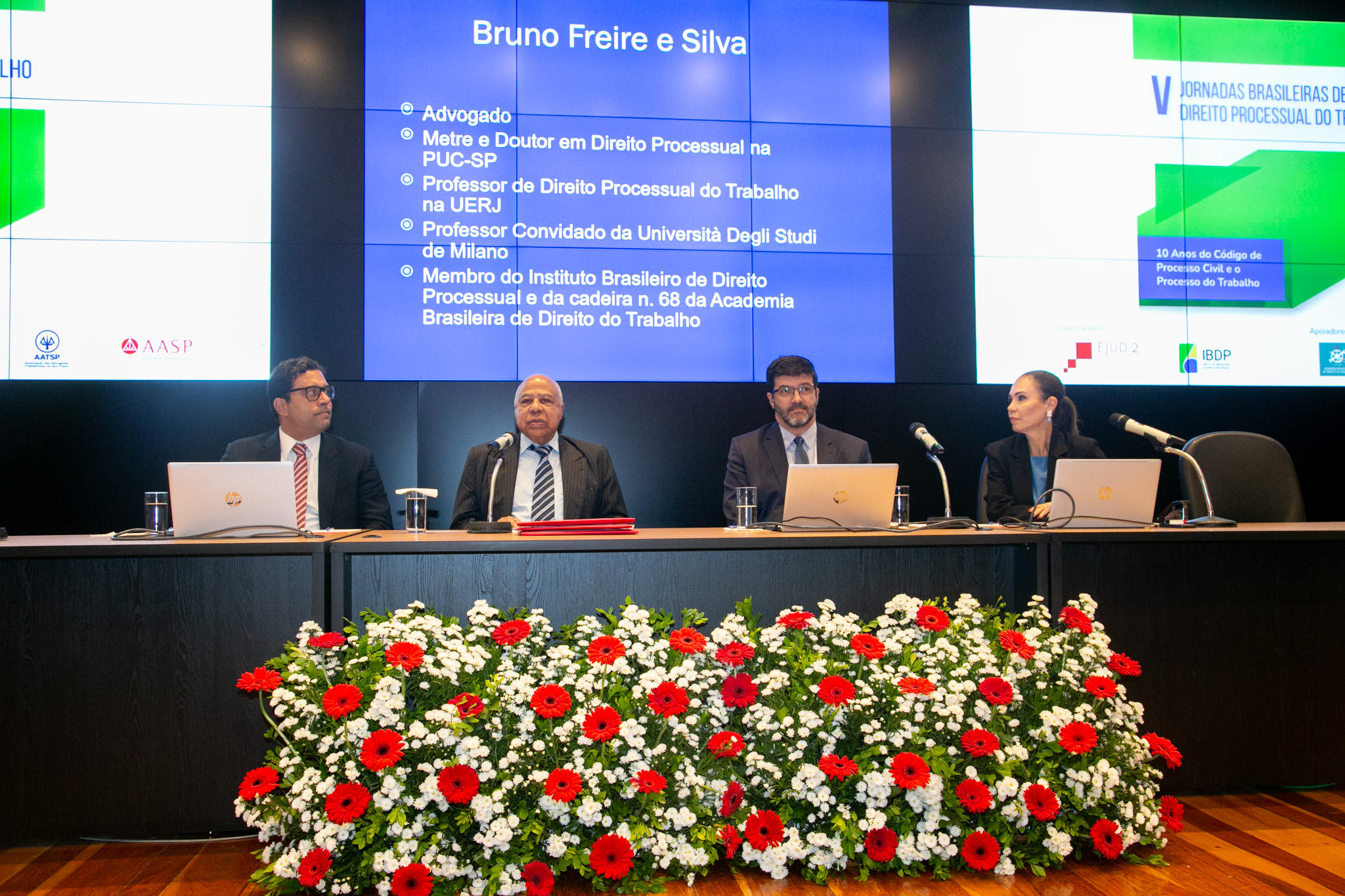 à mesa, Ministro Carlos Alberto Reis de Paula, desembargador Francisco Rossal de Araújo, professor Bruno Freire e Silva e juíza Erotilde Ribeiro dos Santos Minharro