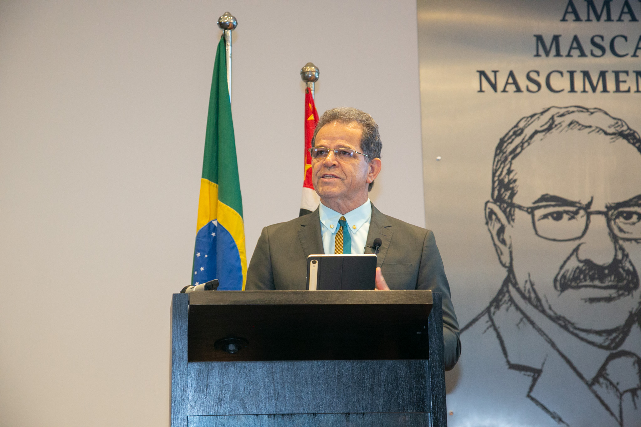 presidente Valdir Florindo fala da tribuna do auditório Amauri Mascaro